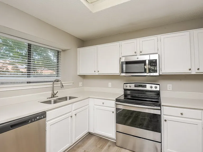 6221 Valley Forge Ct — Photo 8