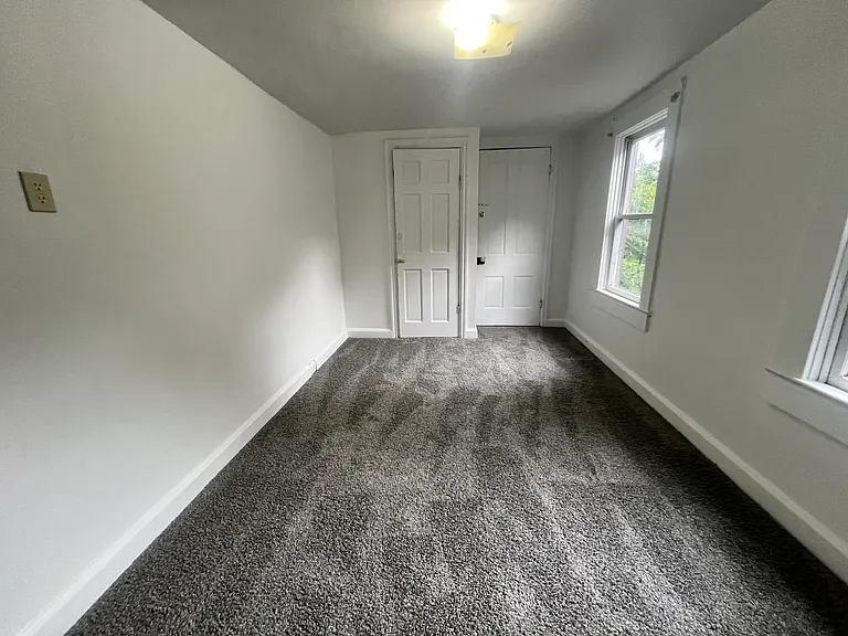 139 E Pomfret St — Photo 16