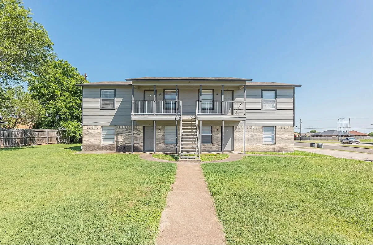 1606 Cedarhill Dr — Photo 4