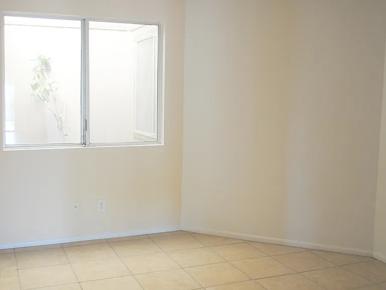 2121 N Villas Ln — Photo 17
