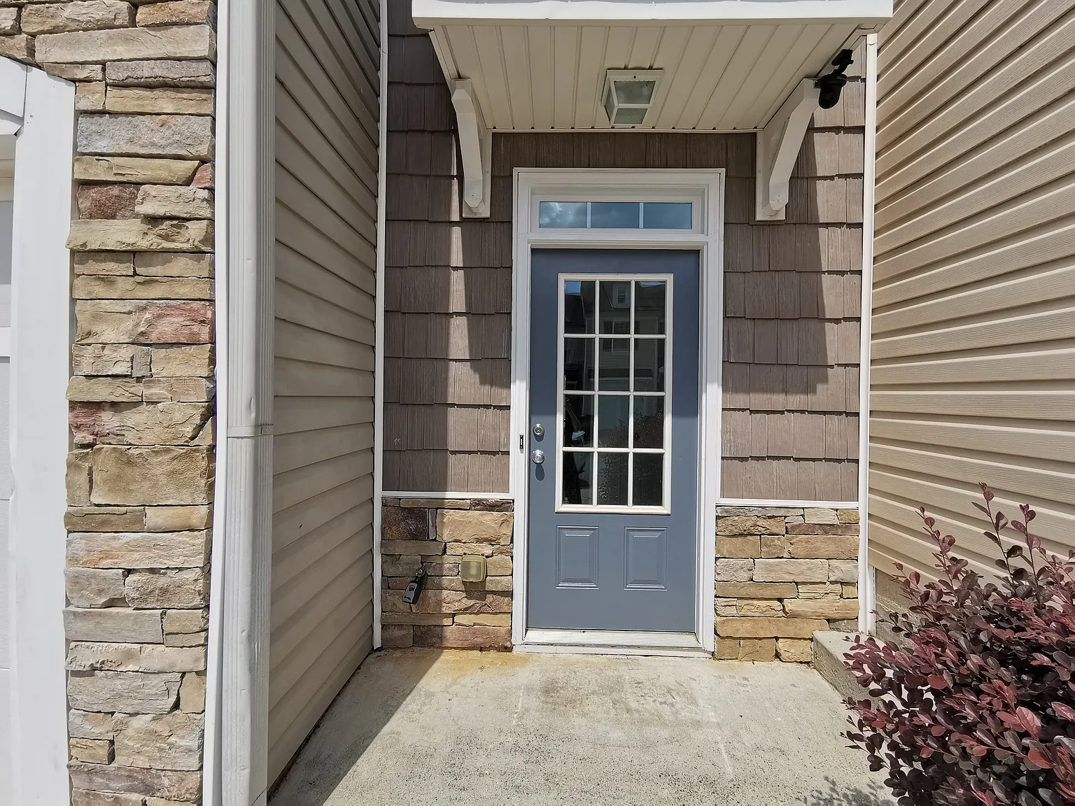 2073 Executive Dr — Photo 2
