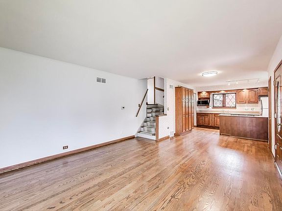 4th image of 828 N Fernandez Ave