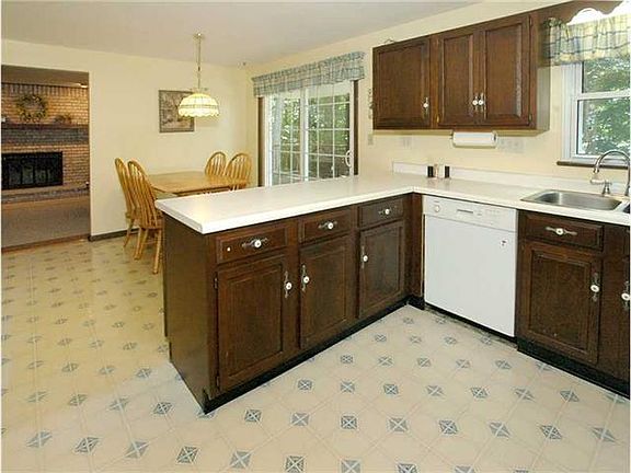 5th image of 3201 Cambridge Ct