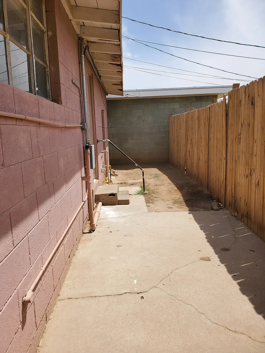 Building Photo - 2300 Willow Dr #B