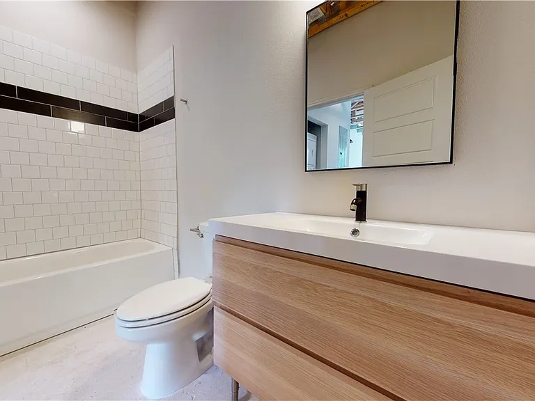 305 W 27th St #227 — Photo 14