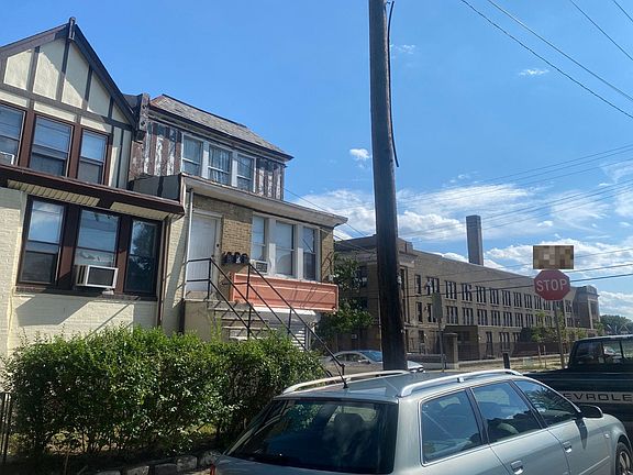 3rd image of 5878 Woodcrest Ave