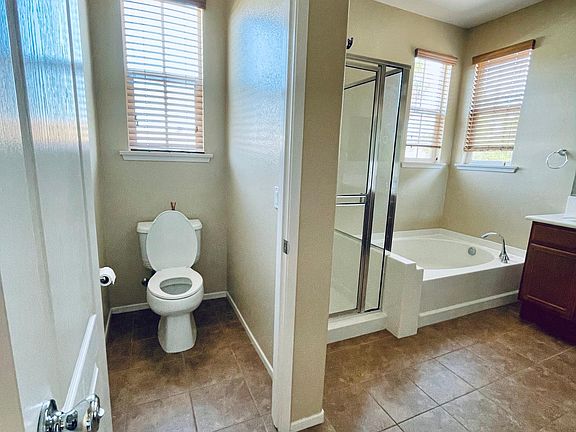 Separate toilet area en suite