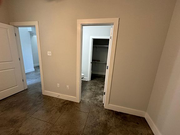 3rd image of 220 Highland Oaks Ln