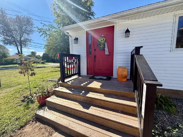 6065 Ketchum Ave, Newfane, NY 14108