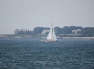 11 Shore Dr, Middletown, RI 02842