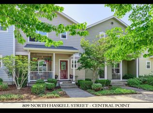 809 N Haskell St, Central Point, OR 97502