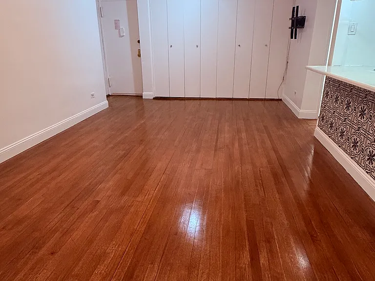 665 Thwaites Pl — Photo 3