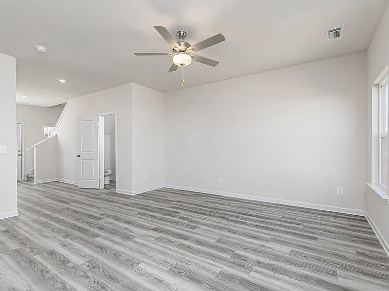 658 Mackenzie Cv — Photo 9