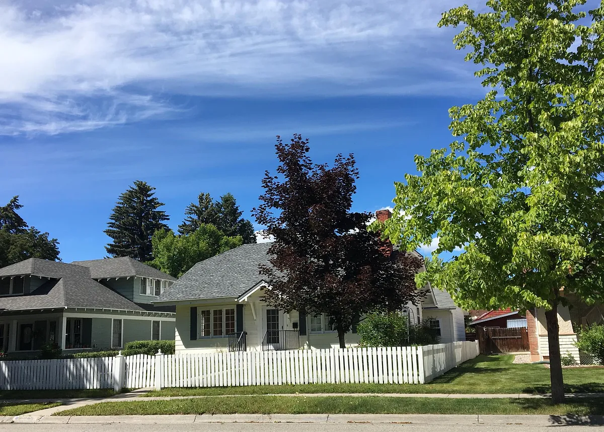 front - 734 2nd St E