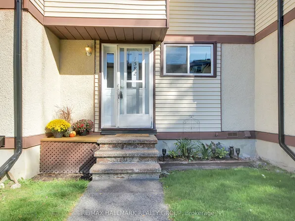 1582 Feather Ln #61, Ottawa, ON K1T 1V4
