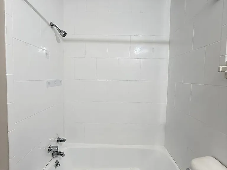 Executive House Apartments — Photo 46