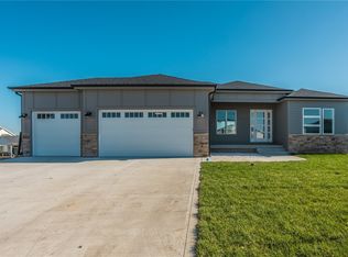 5101 165th Cir, Urbandale, IA 50323