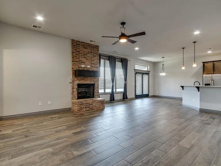 6133 Oxnard St — Photo 5