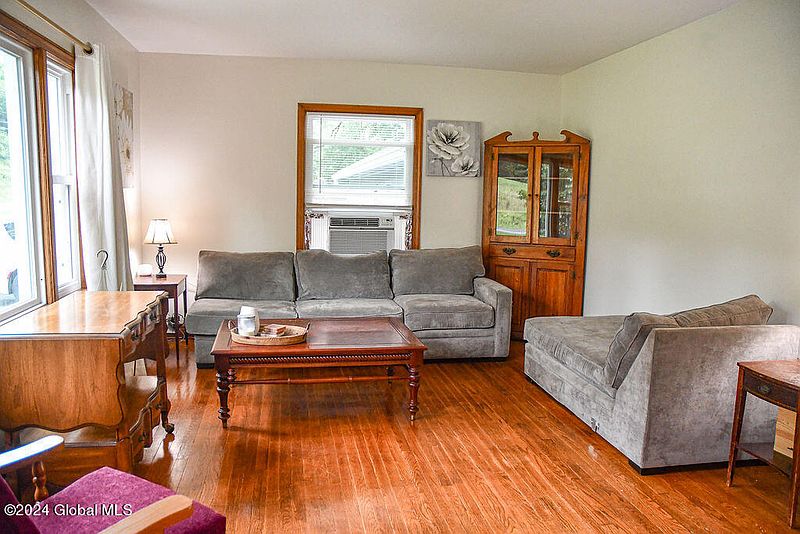 5th image of 2641 Aqueduct Road
