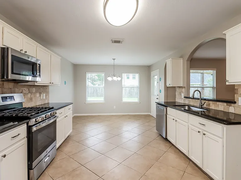 2427 Ranch Hollow Ct — Photo 9