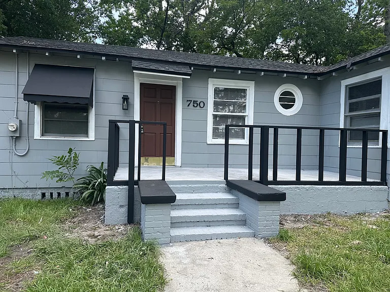 750 Saint Clair St — Photo 2