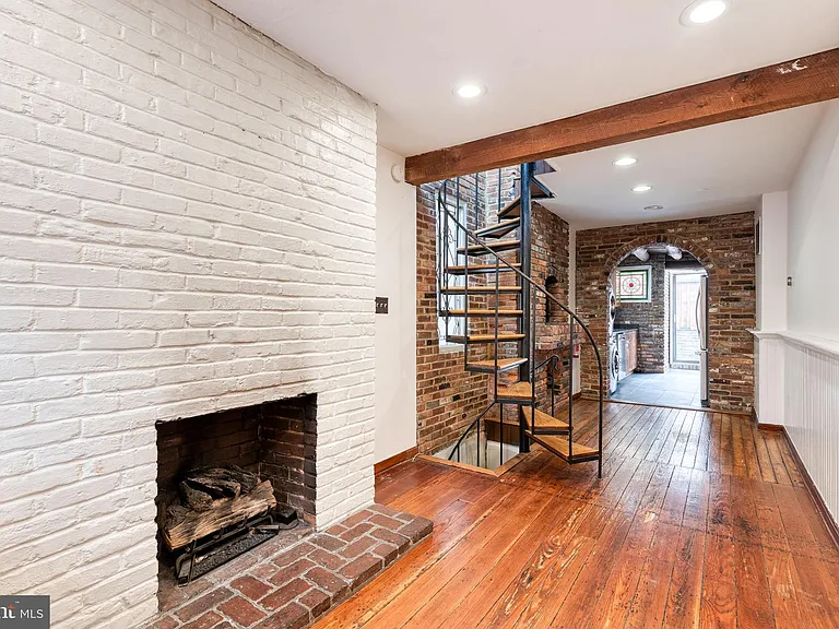 223 E Churchill St — Photo 4