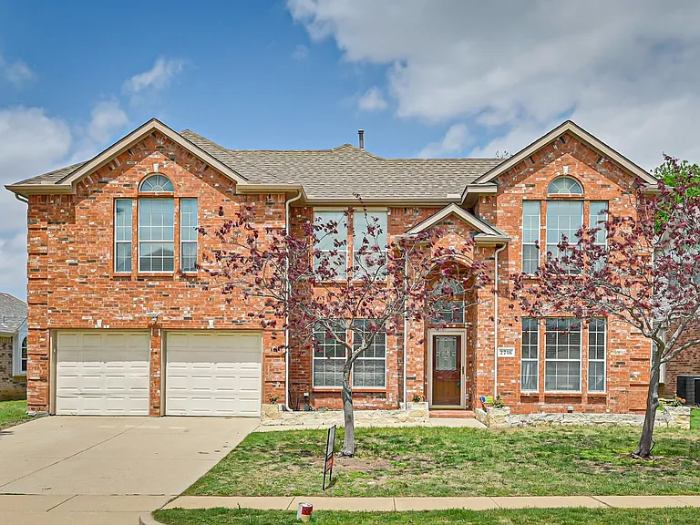 2716 Eastland Dr — Photo 1