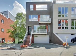 17 Vela Way, Edgewater, NJ 07020