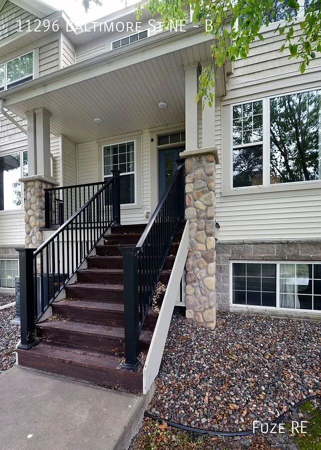 Spacious 4-Bed 3.5-Bath in Blaine - Available 6/10! — Photo 2