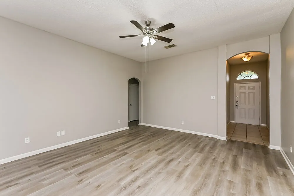 4 bed, 2.0 bath, 1890 sqft, $2,080 — Photo 3