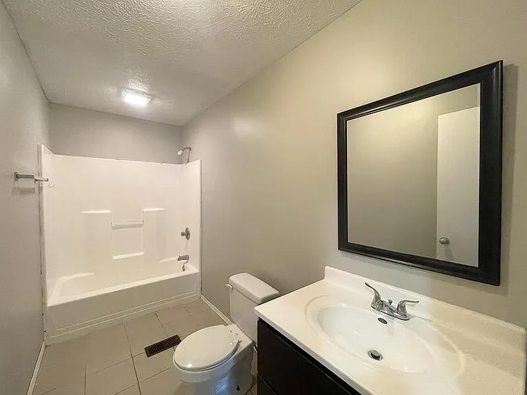 942 W 25th St — Photo 7