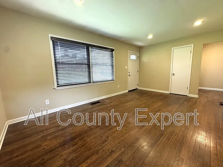 916 Zion Cir — Photo 4