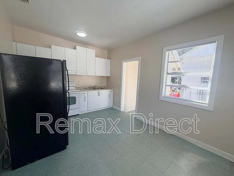 4 bed, 2.0 bath, $2,500 — Photo 2