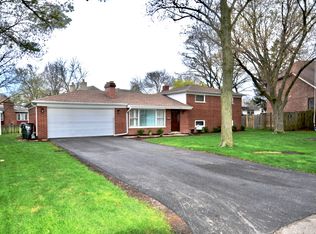 1230 Pfingsten Rd, Glenview, IL 60025