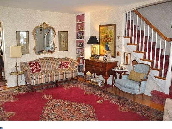 4th image of 818 Harper Ave