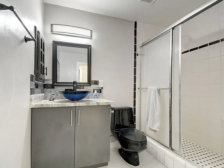 121 W Balboa Dr — Photo 20