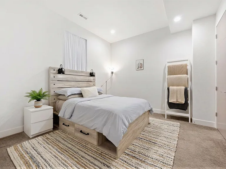 2037 N Hooker St #L — Photo 30