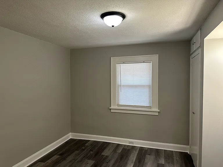 1510 N Chester Ave — Photo 8