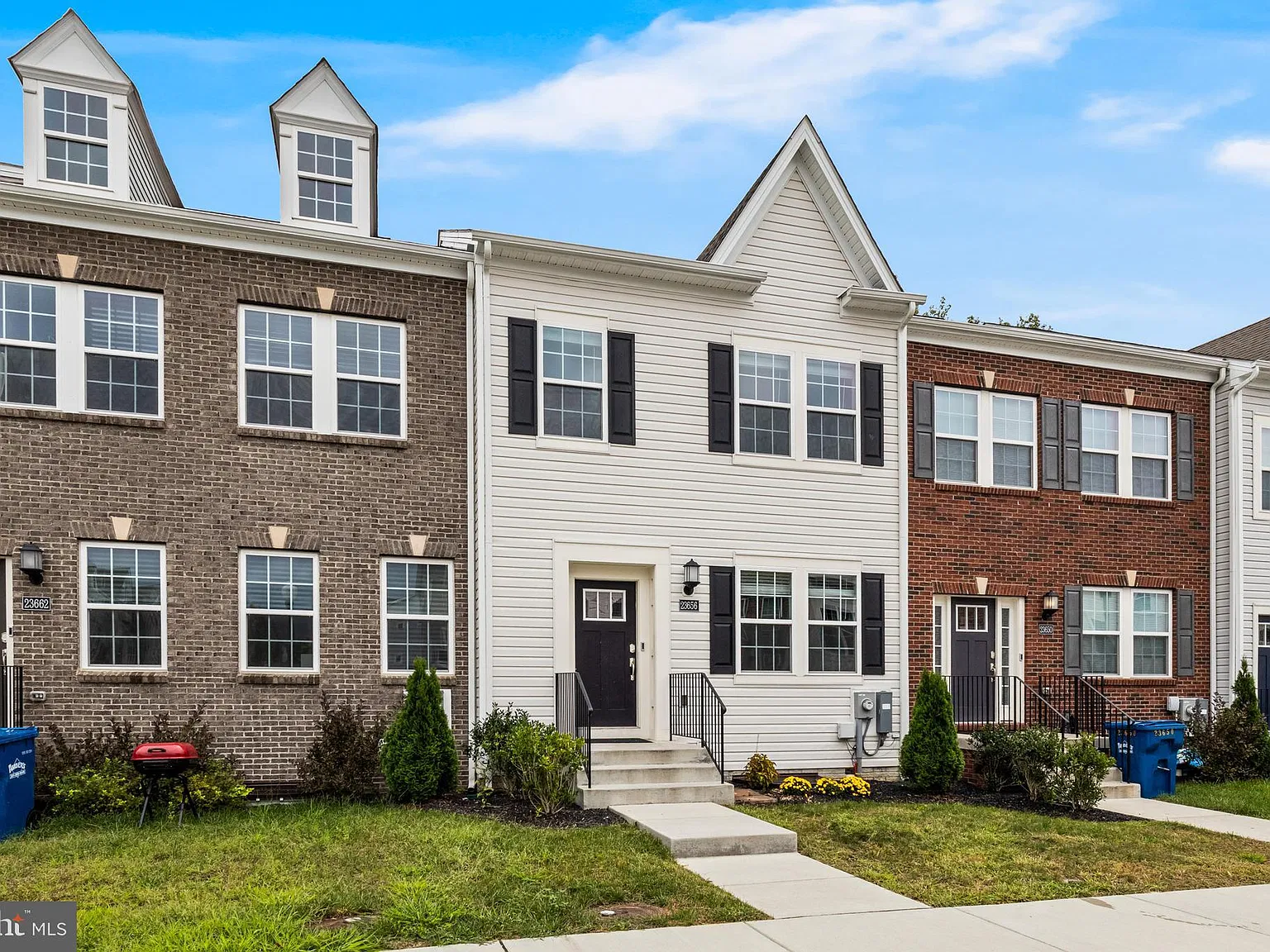 3 bed, 3.5 bath, 2520 sqft, $2,700 — Photo 3