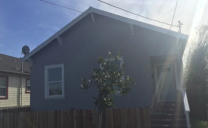 387 Beck St photo 1