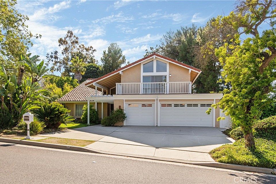 1st image of 3 Peacock Ln