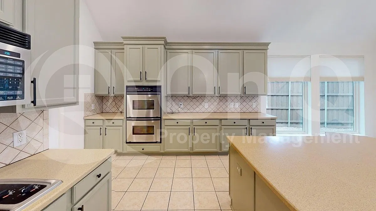 4 bed, 3.0 bath, 2727 sqft, $2,840 — Photo 4