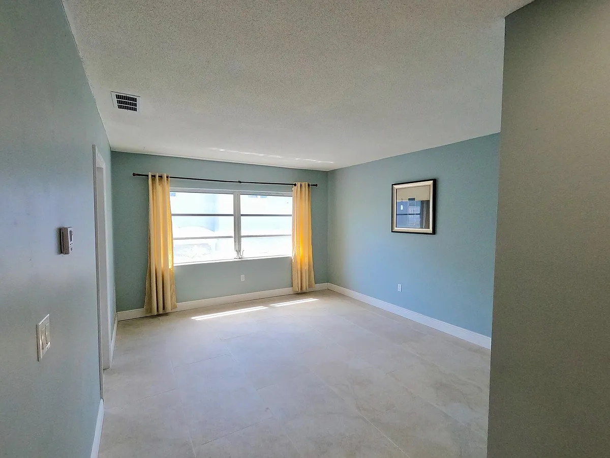 Building Photo - 382 E Royal Palm Rd #80