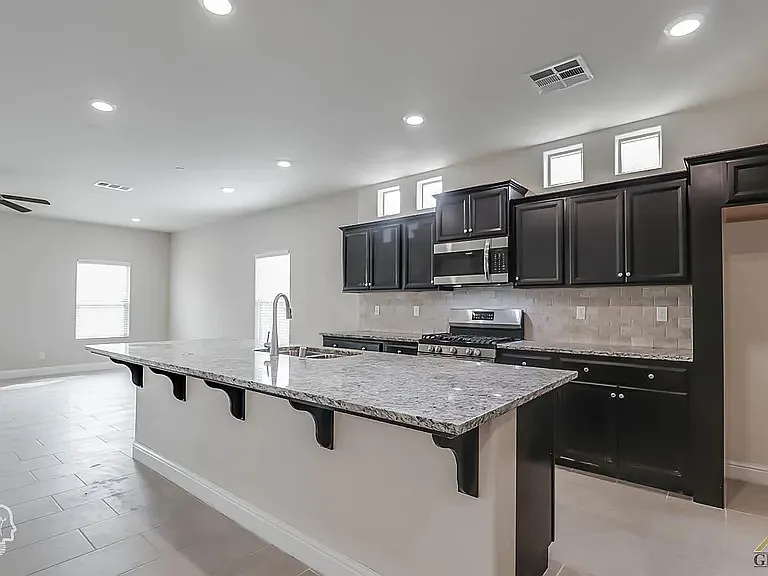 5 bed, 3168 sqft, $3,500 — Photo 3