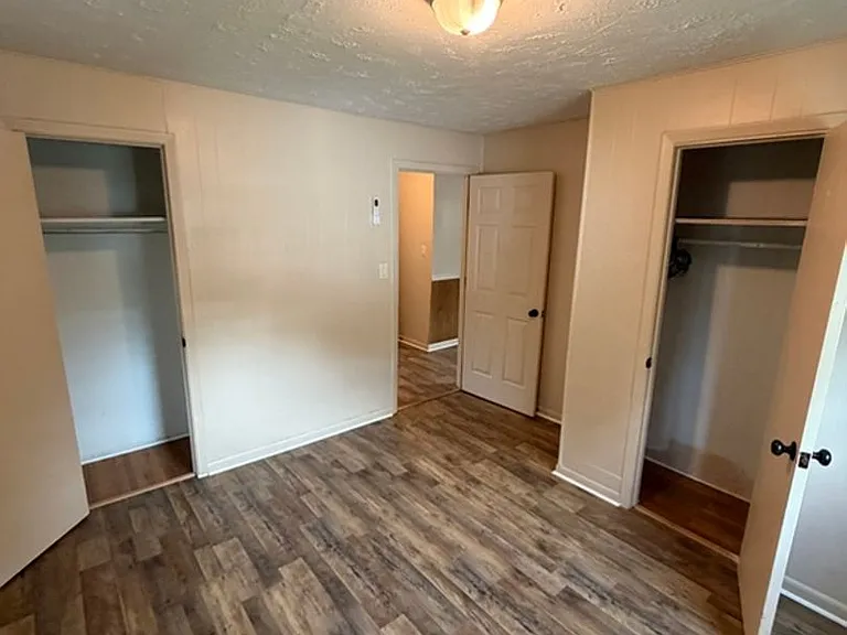 1906 Russell Ave — Photo 11