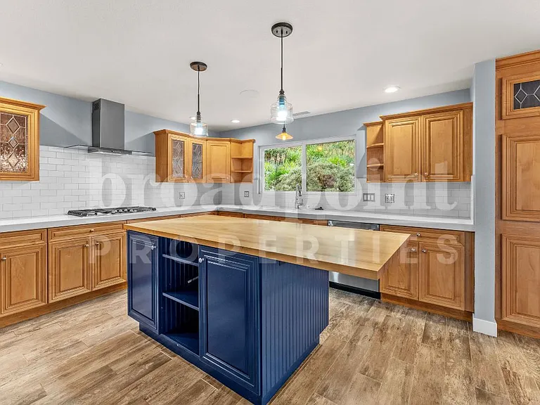 2113 Sleepy Hollow Rd — Photo 6