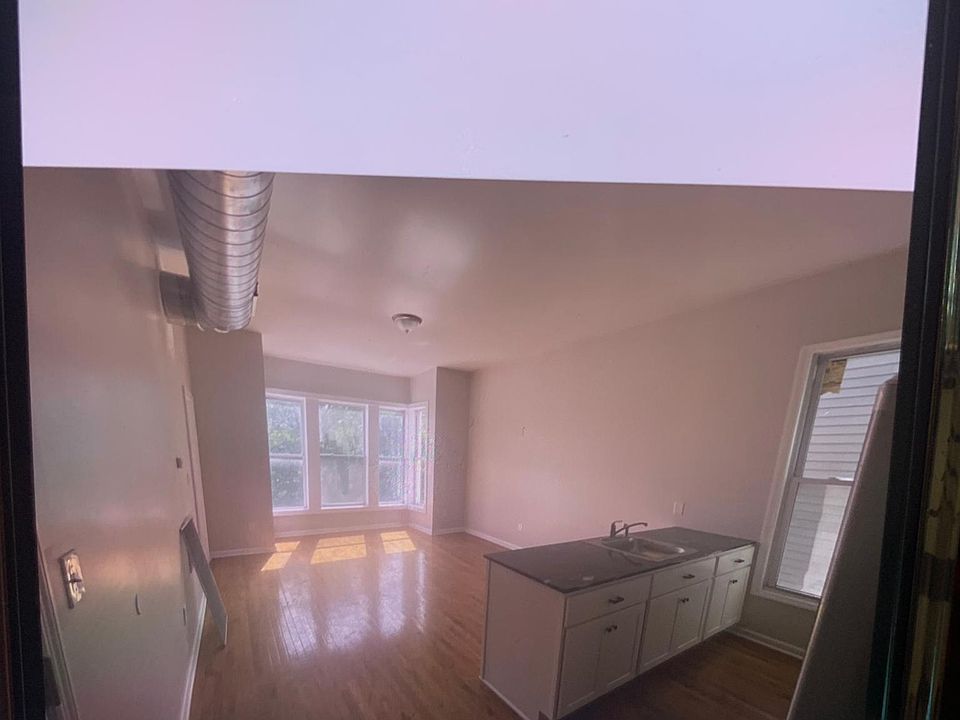 2nd image of 288 Saratoga St #5