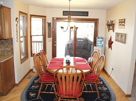 Breakfast area to deck