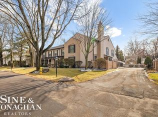 2029 Shorepointe Ln, Grosse Pointe Woods, MI