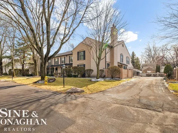 2029 Shorepointe Ln, Grosse Pointe Woods, MI 48236